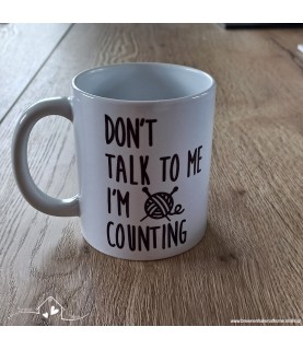 Witte mok "Don't talk to me I'm counting"